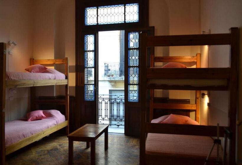 اتاق سه‌نفرۀ استاندارد با سرویس بهداشتی بیرون از اتاق, Che Argentina Hostel Suites