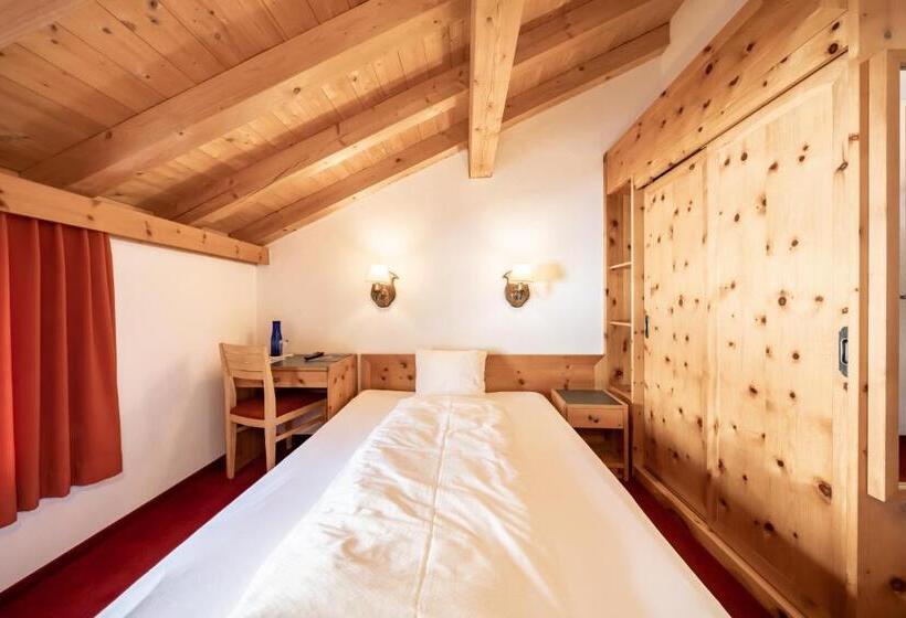 غرفة قياسية, Chesa Pool