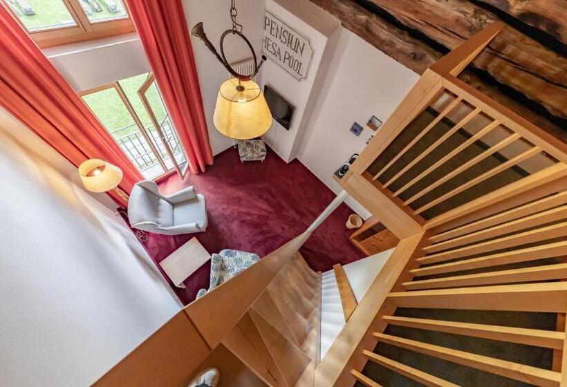 جناح جونيور, Chesa Pool