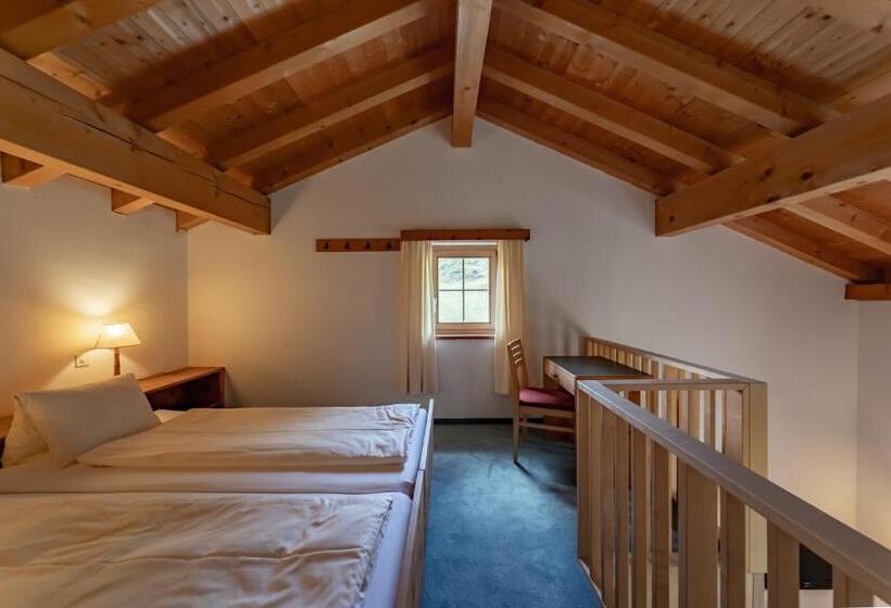 جناح جونيور, Chesa Pool