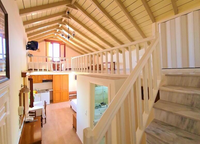 דירת חדר, Kastro