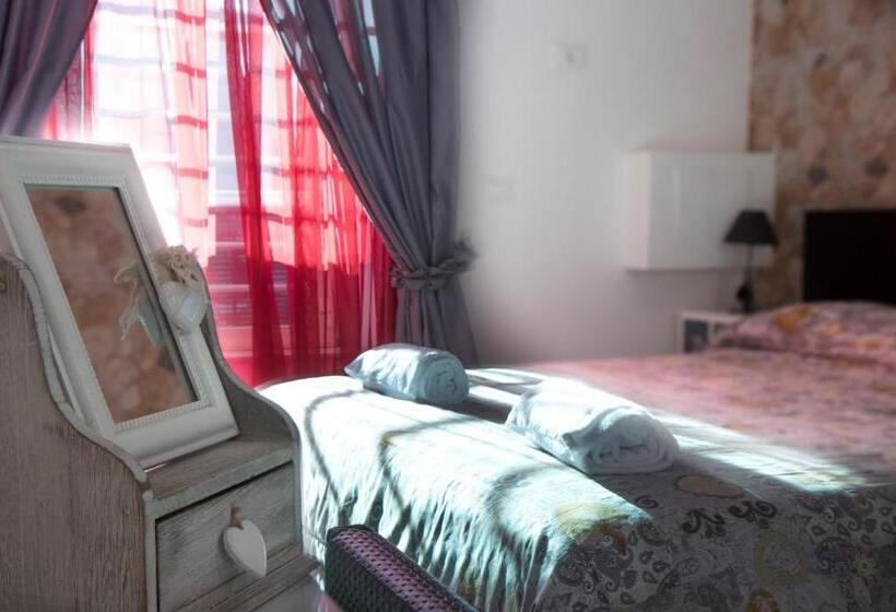 اتاق استاندارد سه نفره, Megaride Santa Lucia