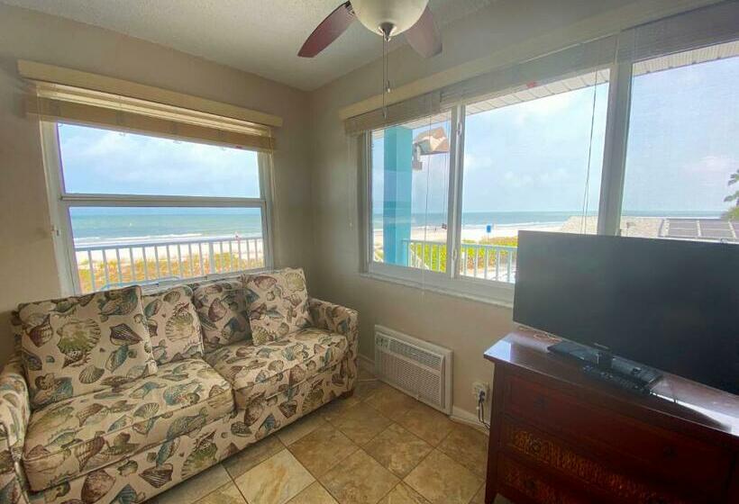 شقة غرفة واحدة, Nautical Watch