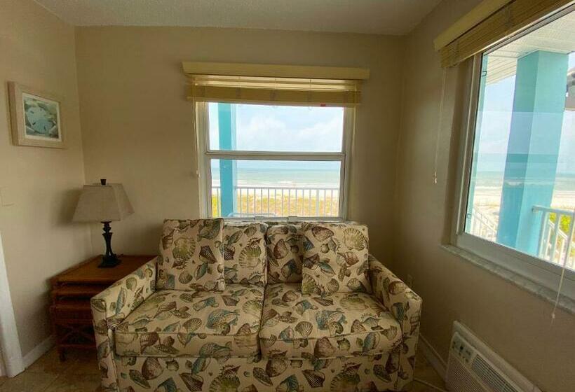 شقة غرفة واحدة, Nautical Watch