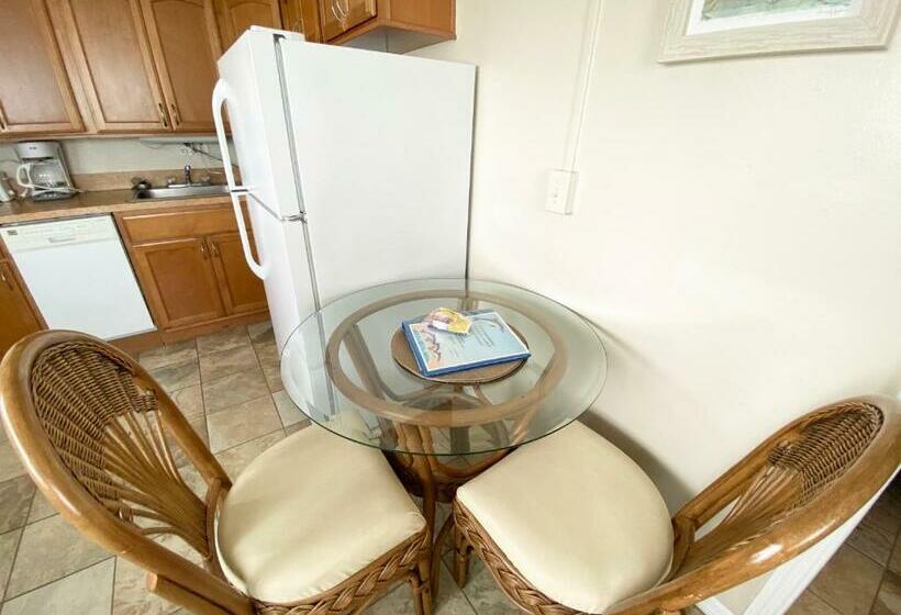 شقة غرفة واحدة, Nautical Watch