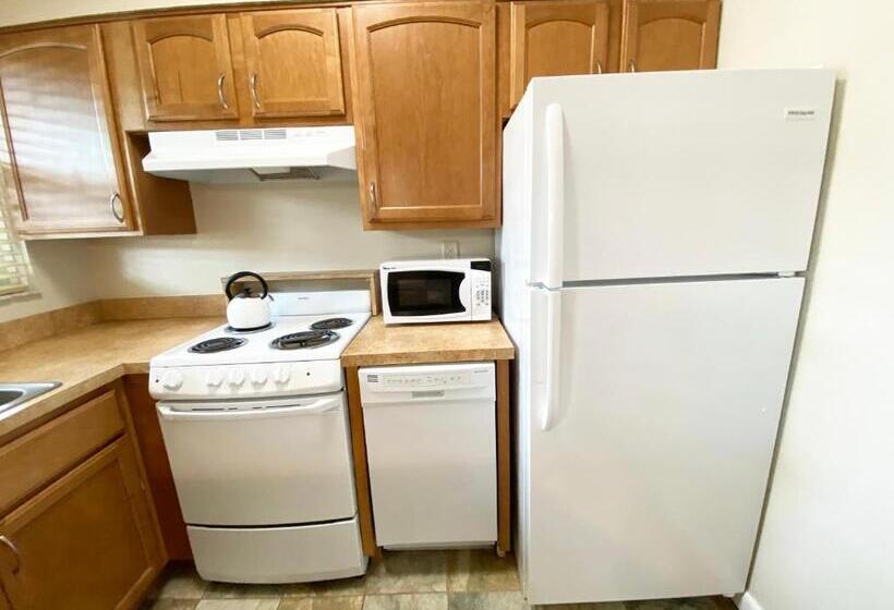 شقة غرفتين, Nautical Watch