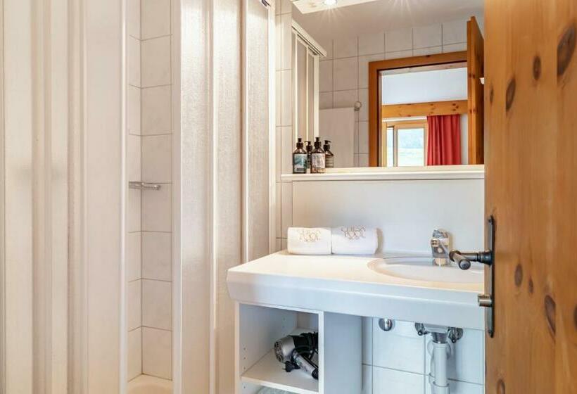 جناح جونيور, Chesa Pool