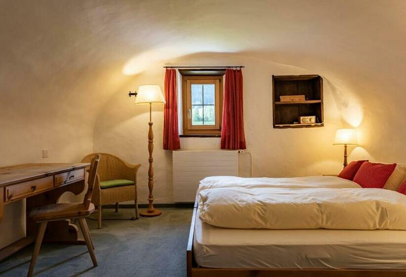 جناح جونيور, Chesa Pool