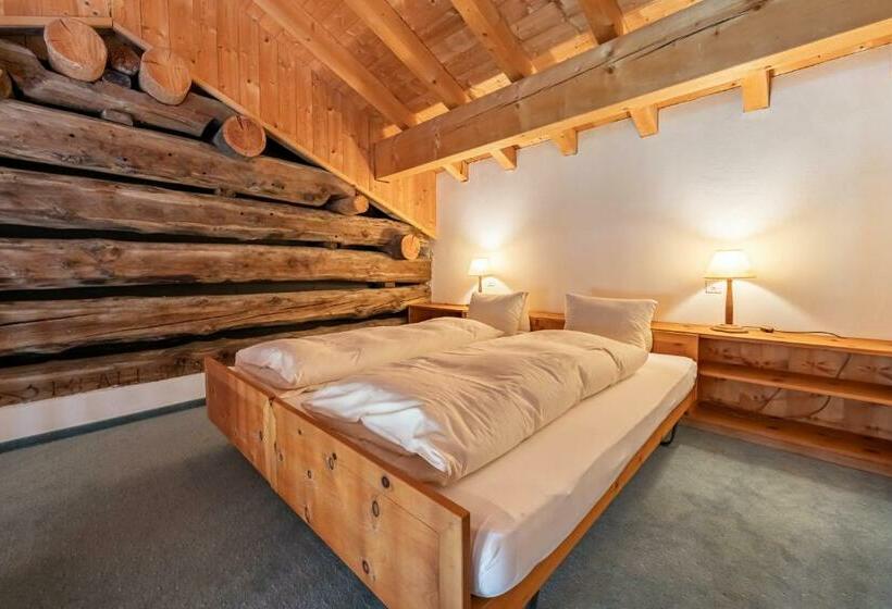 جناح جونيور, Chesa Pool