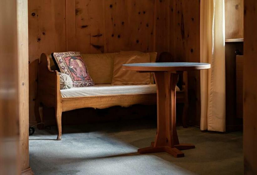 جناح جونيور, Chesa Pool