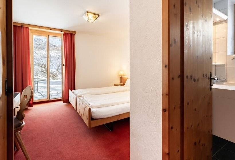 غرفة سوبيريور مطلة على الجبل, Chesa Pool