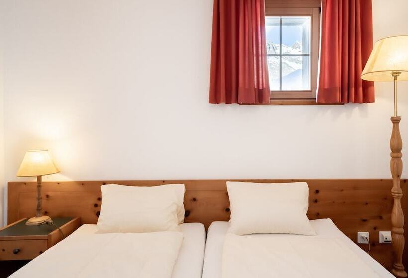 غرفة سوبيريور مطلة على الجبل, Chesa Pool