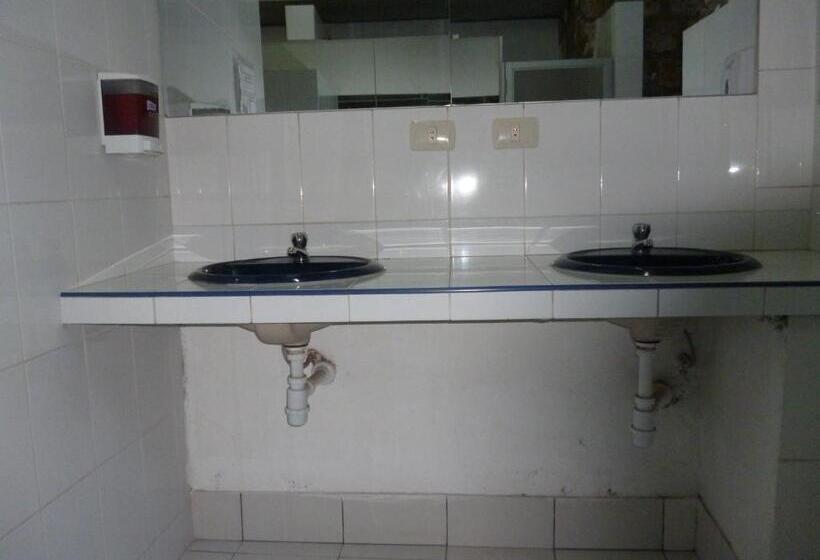 Standard 3 Bett Zimmer Geteiltes Bad, Pirwa Backpackers Colonial