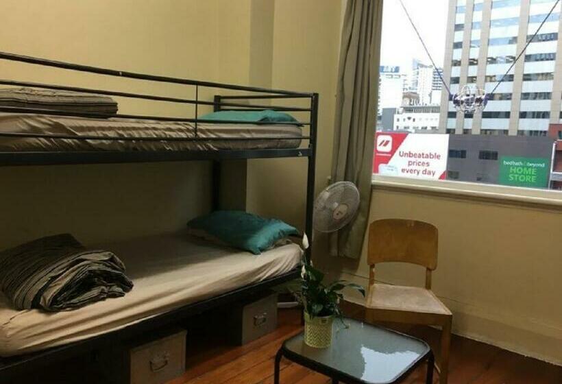 تختخواب در اتاق مشترک, Surf  N  Snow Backpackers