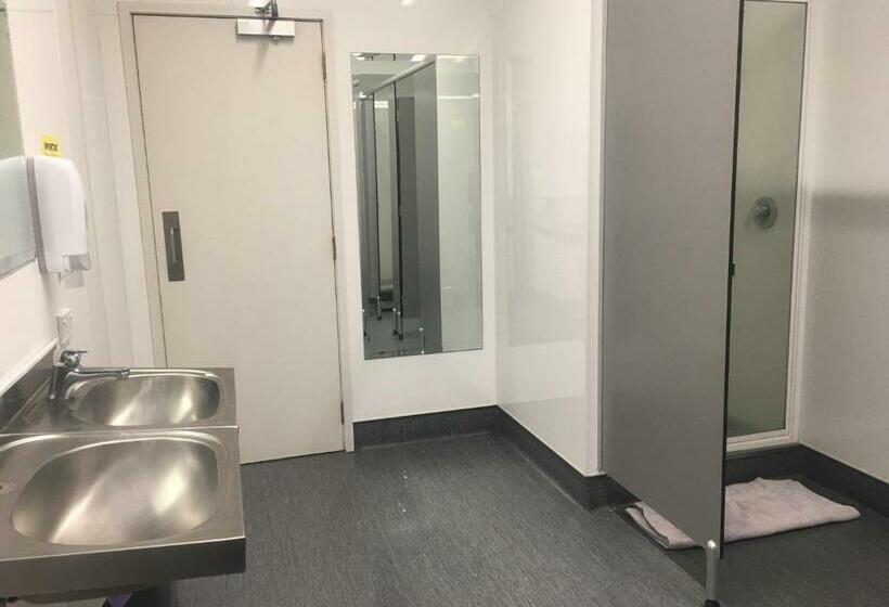 מיטה בחדר משותף, Surf  N  Snow Backpackers