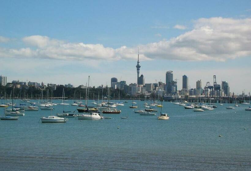 מיטה בחדר משותף, Surf  N  Snow Backpackers