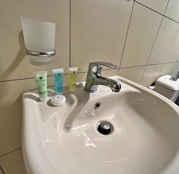 اتاق اکونومی یک تخته, The Sydney