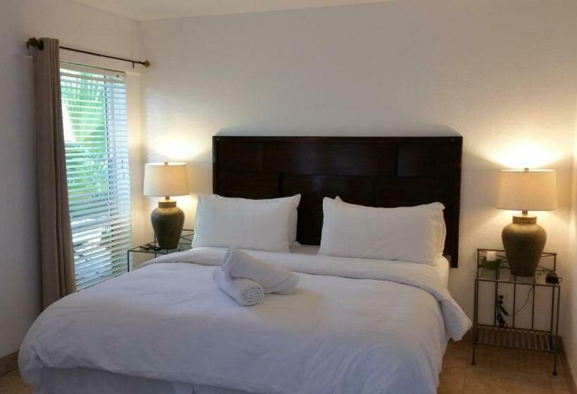 キングサイズベッドのスタンダードルーム, The Cabanas Guesthouse & Spa   Gay Resort Catering To Gay Men
