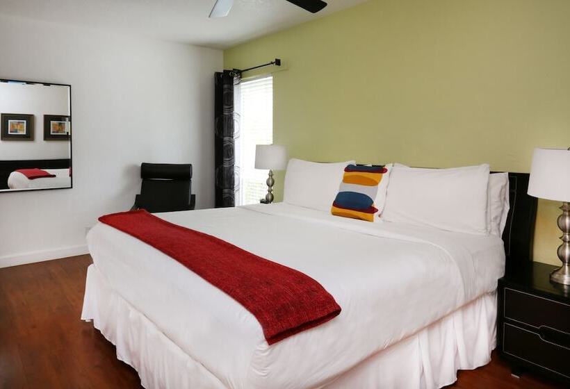 Люкс, The Cabanas Guesthouse & Spa   Gay Resort Catering To Gay Men