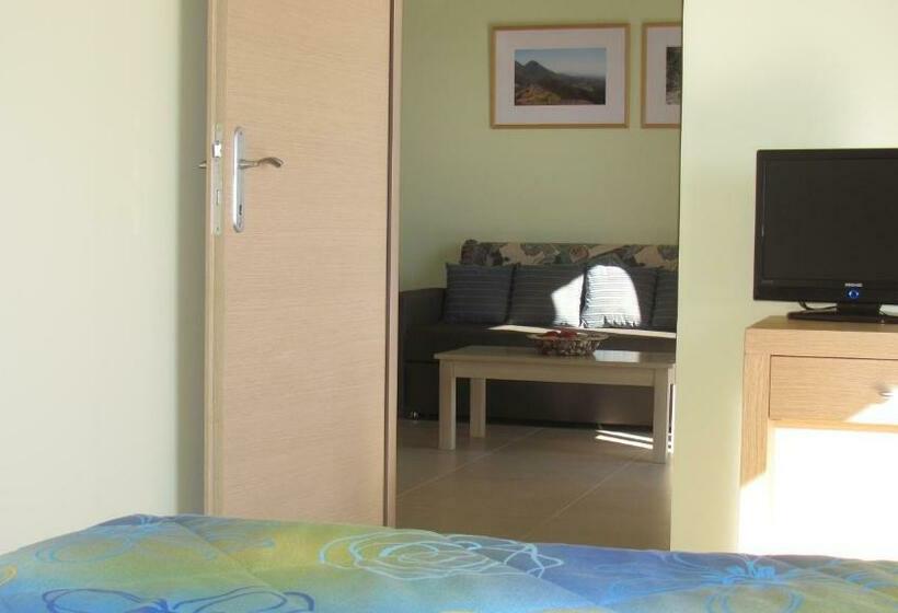 주니어 스위트, Estia