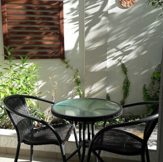 스탠다드 스튜디오, Estia