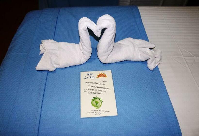 اتاق استاندارد سه نفره, Los Arcos