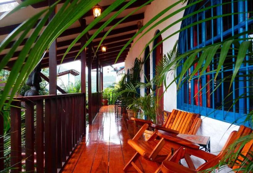 اتاق لوکس, Orosi Lodge