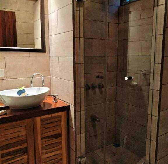 اتاق لوکس با چشمانداز باغ, Orosi Lodge