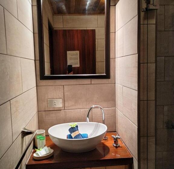 اتاق لوکس با چشم‌انداز باغ, Orosi Lodge
