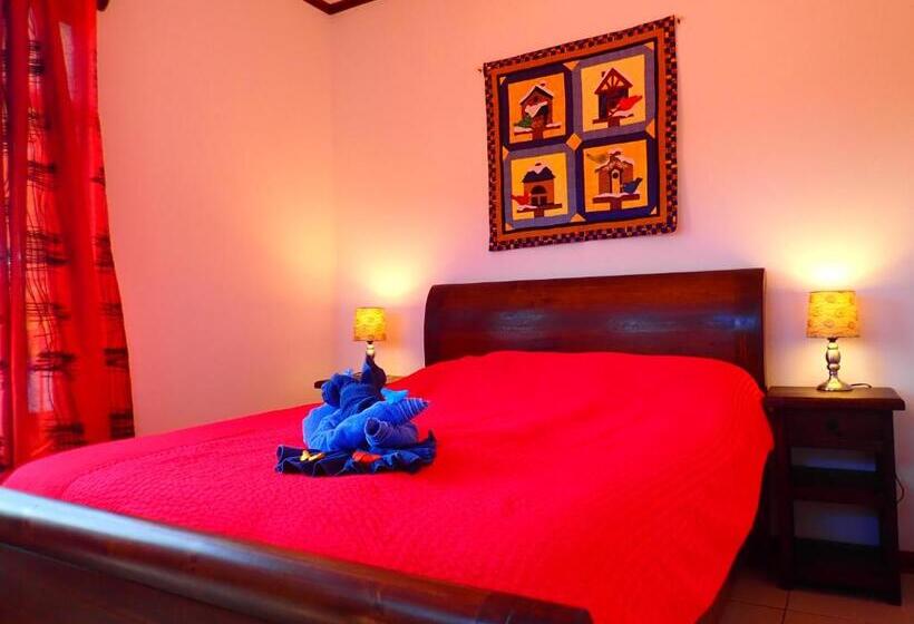 ویلای 3 خوابه, Orosi Lodge