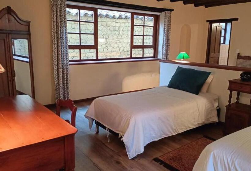 패밀리 룸, Plazuela De San Agustín