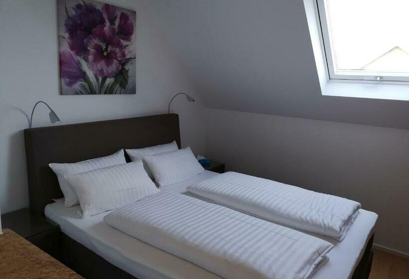 חדר קלאסי לארבעה, Tuniberg Restaurant