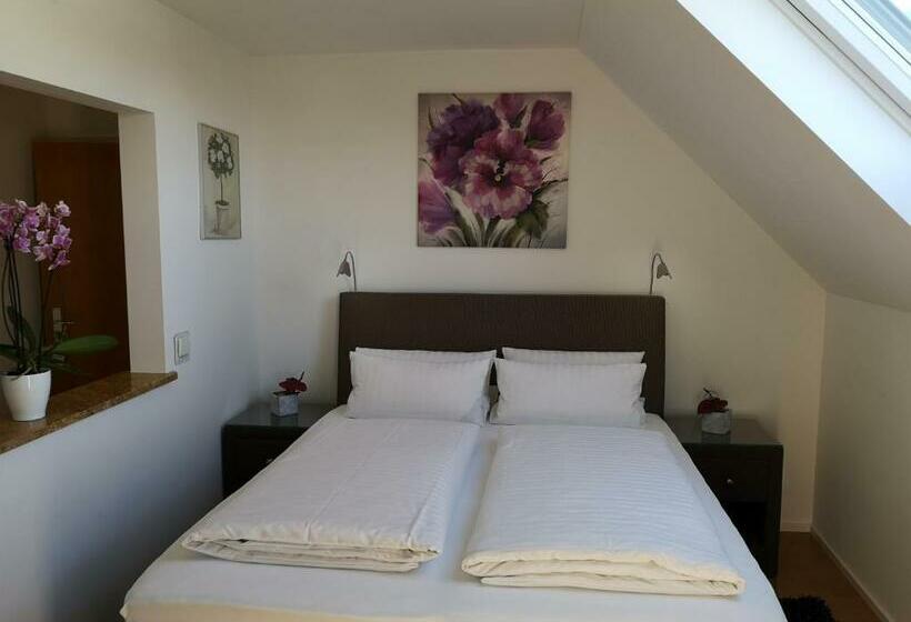 חדר קלאסי לארבעה, Tuniberg Restaurant