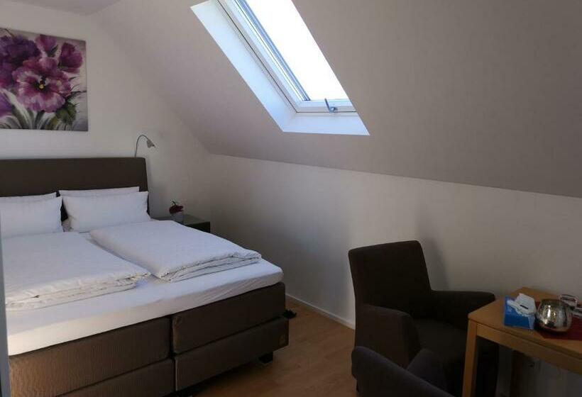 חדר קלאסי לארבעה, Tuniberg Restaurant