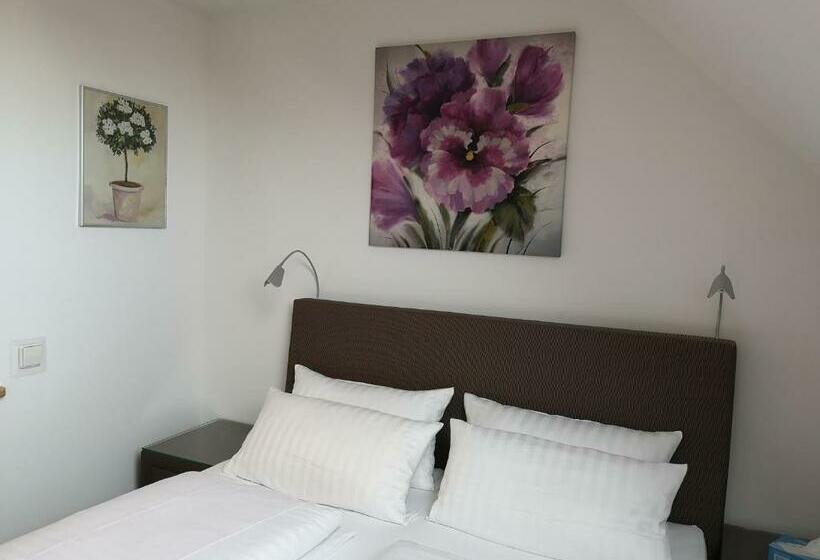 חדר קלאסי לארבעה, Tuniberg Restaurant