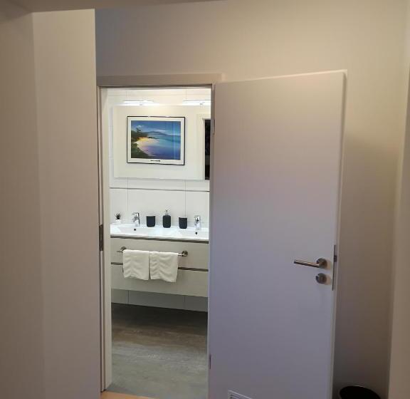 חדר קלאסי לארבעה, Tuniberg Restaurant