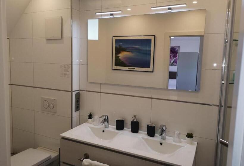 חדר קלאסי לארבעה, Tuniberg Restaurant