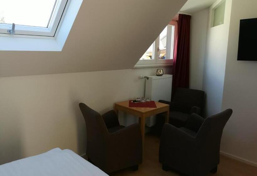 חדר קלאסי לארבעה, Tuniberg Restaurant