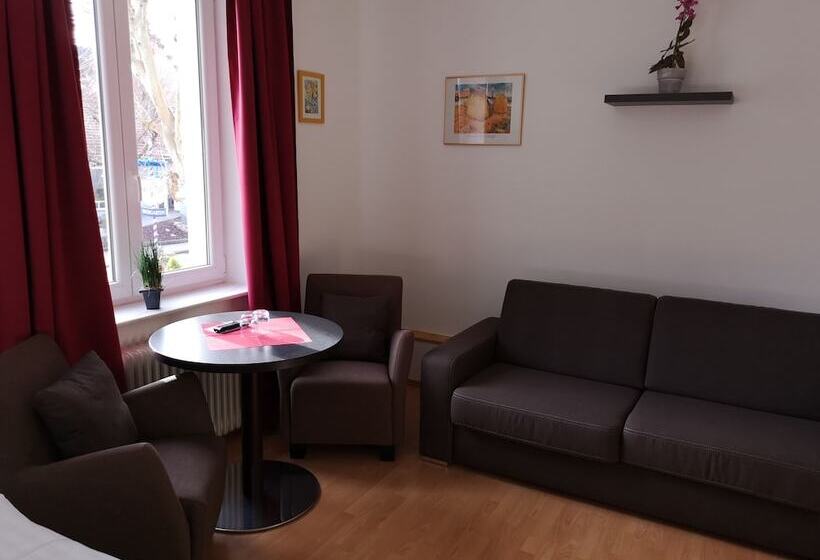 חדר קלאסי לארבעה, Tuniberg Restaurant