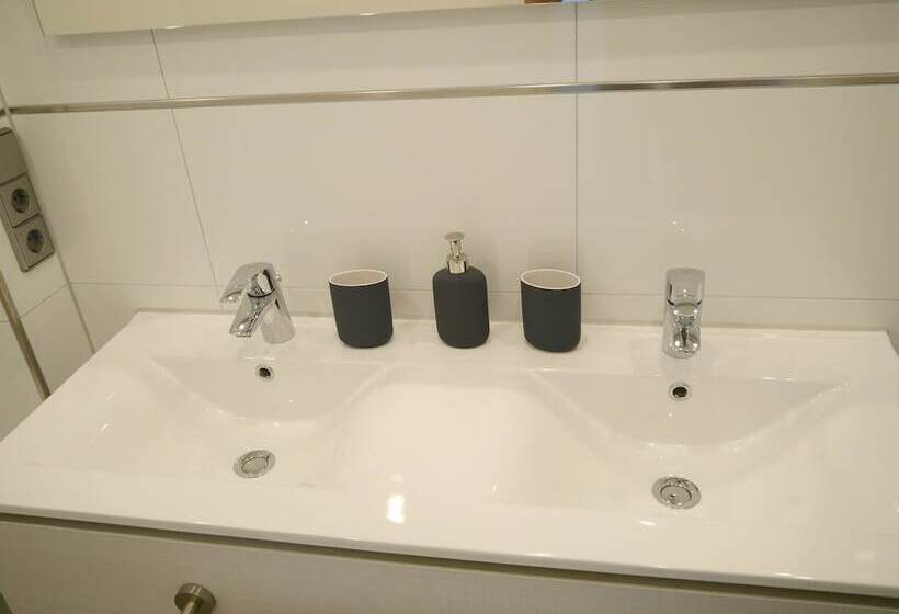 חדר קלאסי לארבעה, Tuniberg Restaurant