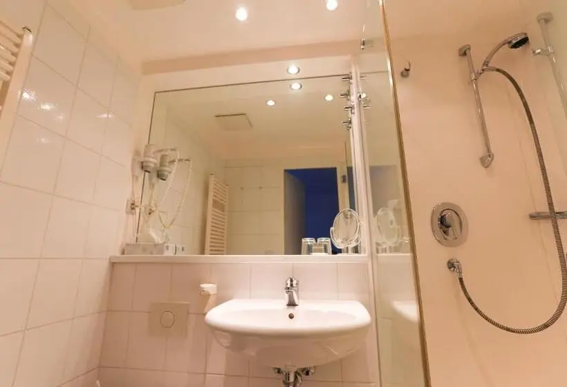 Standard Kolmen Hengen Huone, Parkhotel Forsthaus