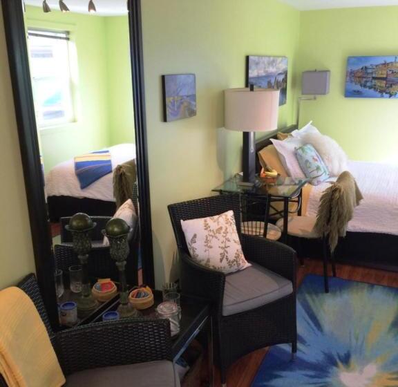 اتاق استاندارد, A Float Home B&b In Fisherman’s Wharf