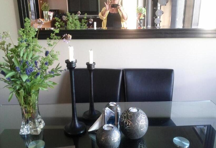 خانه 2 خوابه, A Float Home B&b In Fisherman’s Wharf