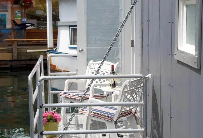 Talo 2 Makuuhuonetta, A Float Home B&b In Fisherman’s Wharf