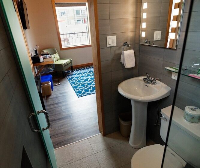 غرفة ديلوكس, Adventure