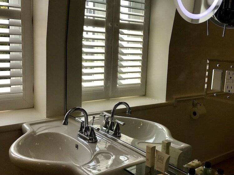 Номер Стандарт, Auberge Du Sault à La Puce