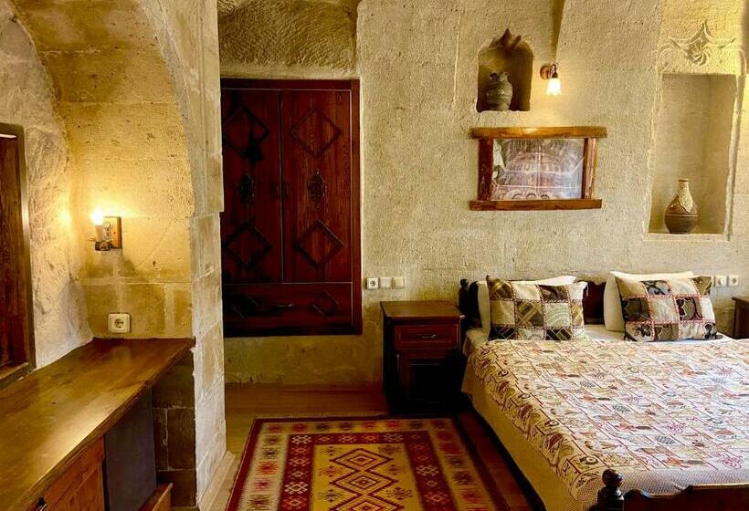 غرفة سوبيريور, The Village Cave