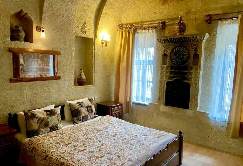 غرفة سوبيريور, The Village Cave