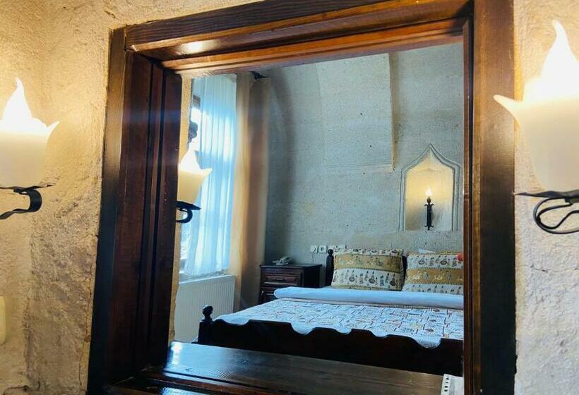 غرفة سوبيريور, The Village Cave