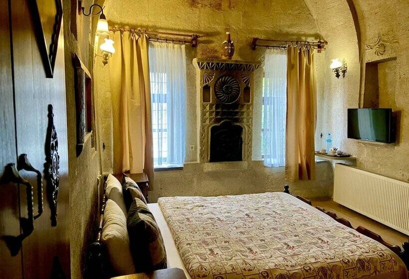 غرفة سوبيريور, The Village Cave